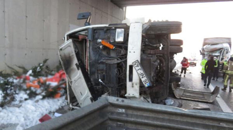 Beykoz’da kaza; meyve suyu yüklü kamyon devrildi