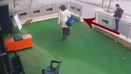Ankara’da bir kadın hamile kediye önce vurdu sonra da elindeki çantayı fırlattı