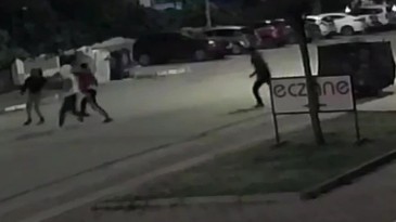 Antalya’da kağıt toplayan gencin dövülüp motosikletinin yakılma anı kamerada