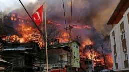 Artvin Yusufeli’nde büyük yangın! Dereiçi köyünde 50 ev birden yanıyor panik büyüyor