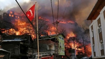 Artvin Yusufeli’nde büyük yangın! Dereiçi köyünde 50 ev birden yanıyor panik büyüyor