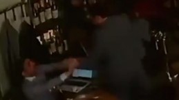 Ermenistan Bilişim Bakanı kafede oturan gazeteciyi darp etti