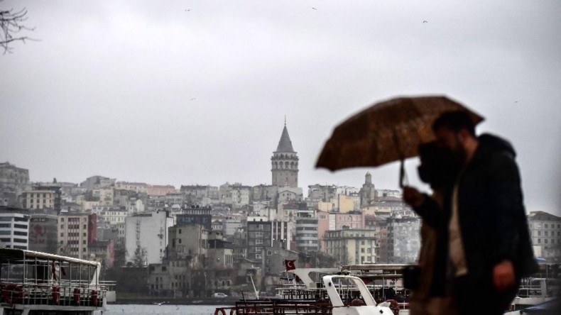 İstanbul da aniden bastıran sağanak yağış ve dolu zor anlar yaşattı