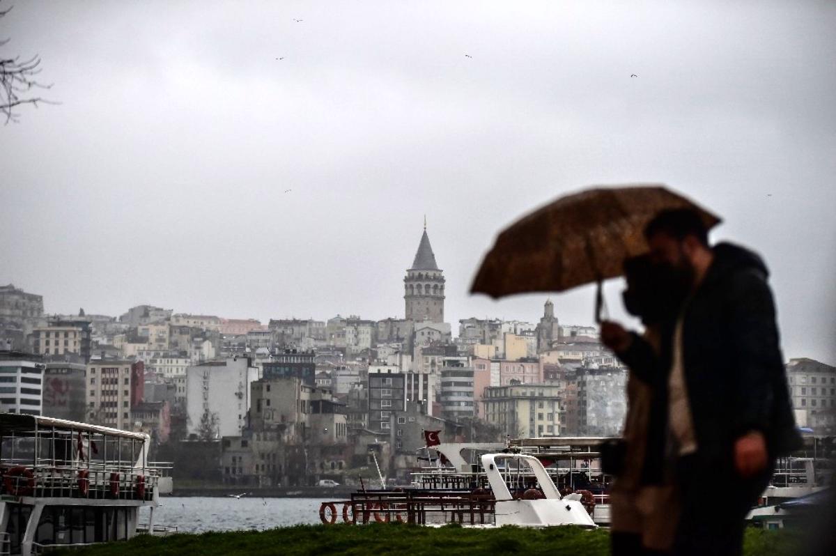 İstanbul da aniden bastıran sağanak yağış ve dolu zor anlar yaşattı