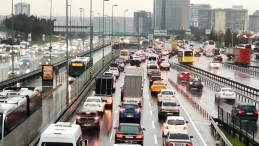 İstanbul da yağışlı hava trafiği felç etti
