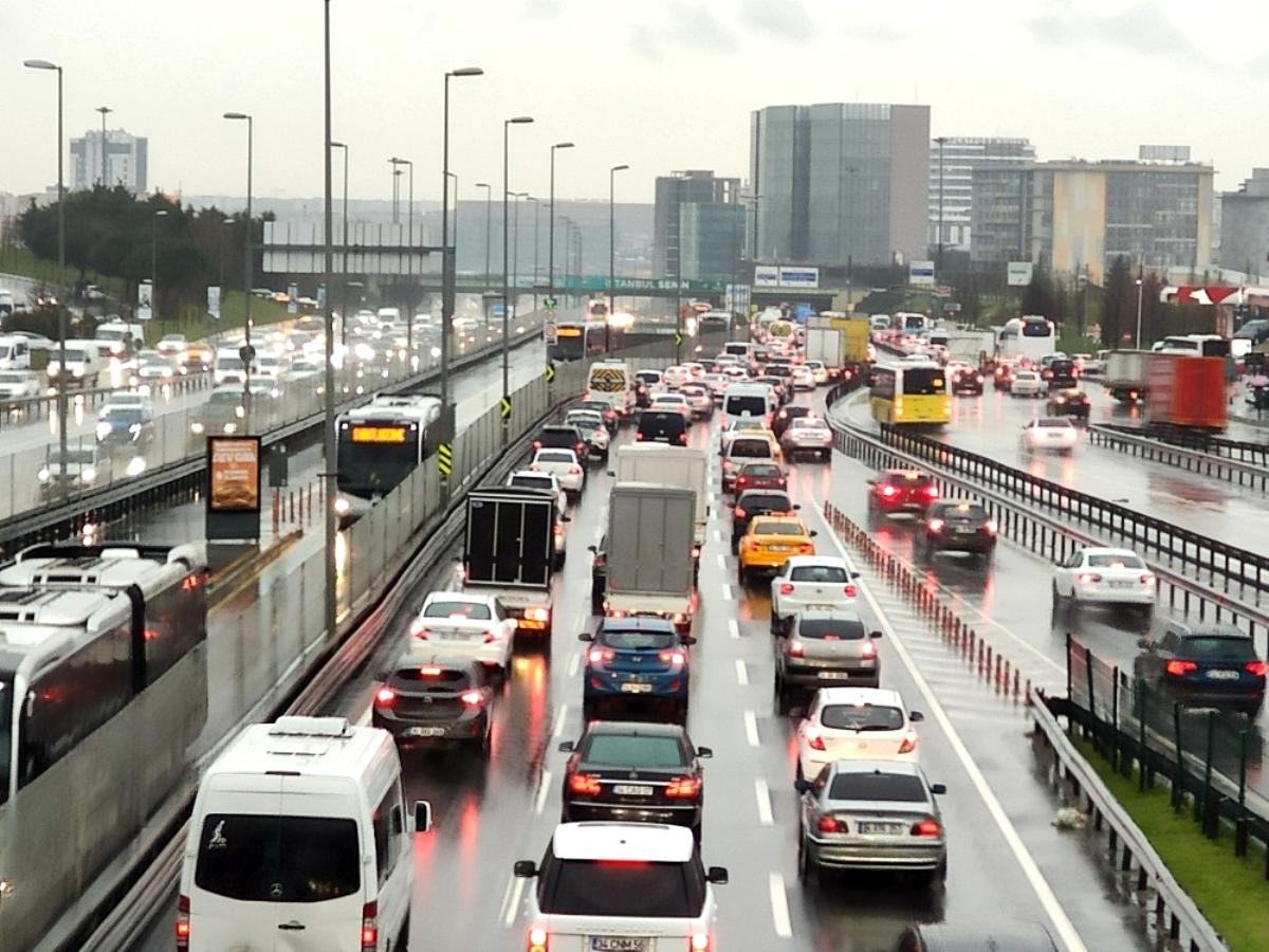 İstanbul da yağışlı hava trafiği felç etti