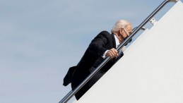 Joe Biden, uçağın merdivenlerini çıkmaya çalışırken 3 kez düştü