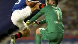 Rangers’lı Roofe’den insanlık dışı faul! Ondrej Kolar kanlar içinde yerde kaldı