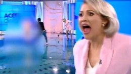 Romanya’da sunucu Mirela Vaida, canlı yayında çıplak bir kadının saldırısına uğradı