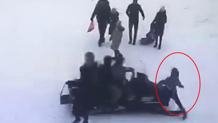 Rusya’da kar aracı 11 yaşındaki çocuğu çarptı! İşte o anlar