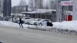 Rusya’da şehre inen ayı sokaklarda insan kovaladı! O anlar kameralara yansıdı
