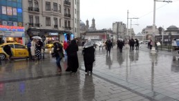 Taksim de dolu yağışı vatandaşlara zor anlar yaşattı