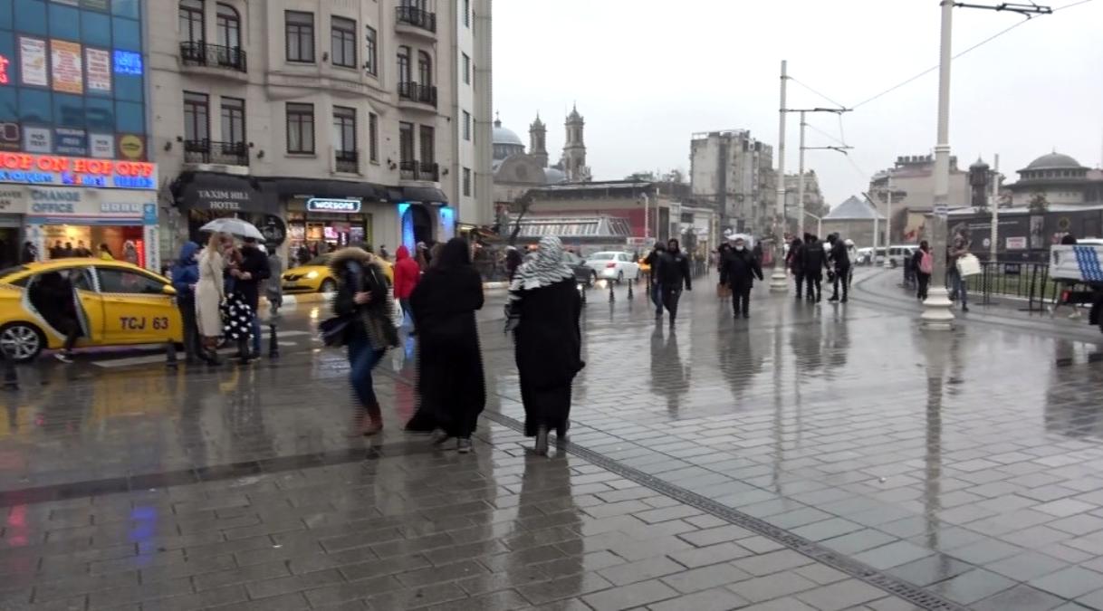 Taksim de dolu yağışı vatandaşlara zor anlar yaşattı