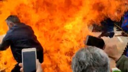 Van’daki Nevruz’da korku dolu an! Bir anda alev aldı iki kişi yanmaktan son anda kurtuldu