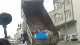 Yokuş yukarı giden kamyon yükü ağır gelince şaha kalktı