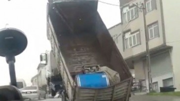 Yokuş yukarı giden kamyon yükü ağır gelince şaha kalktı