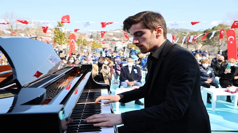 Otizmli piyanist Yunus Yazar ile şarkıcı Mustafa Ceceli, Beykoz’da sahne aldı