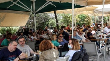 Yunanistan’da halk kafe ve restoranlara akın etti