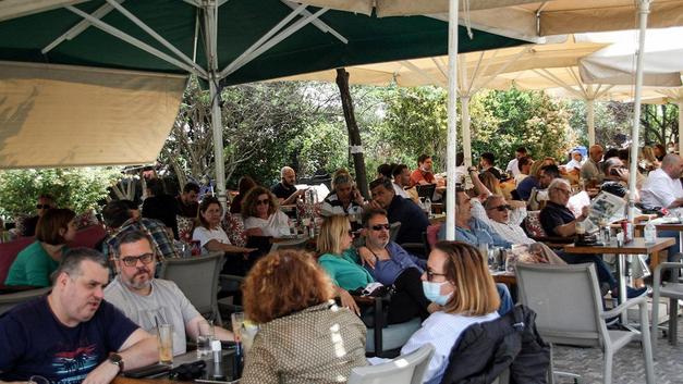 Yunanistan’da halk kafe ve restoranlara akın etti