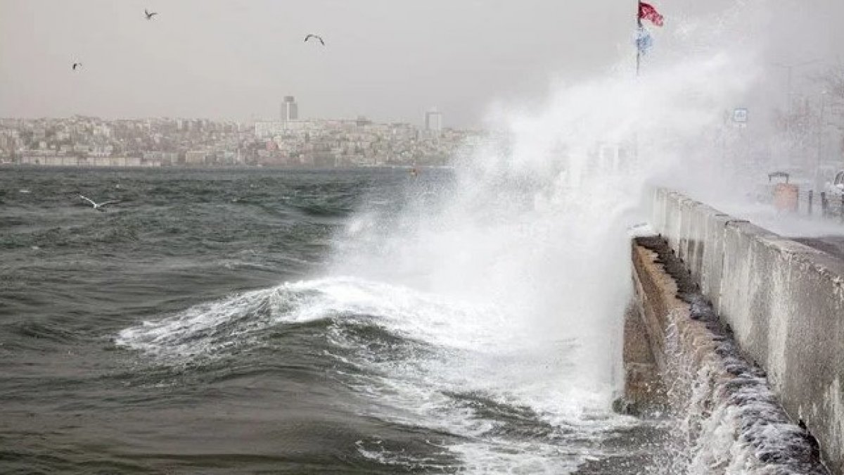 Beykoz’da fırtına beklentisi nedeniyle denize girmek yasaklandı
