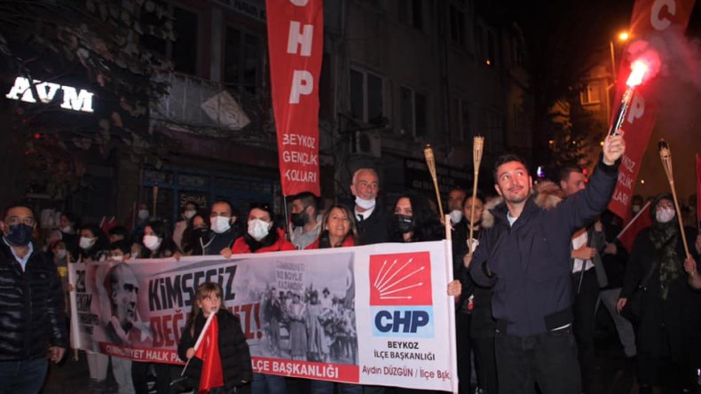 CHP ” Cumhuriyet Yürüyüşü ve Fener Alayı” düzenledi