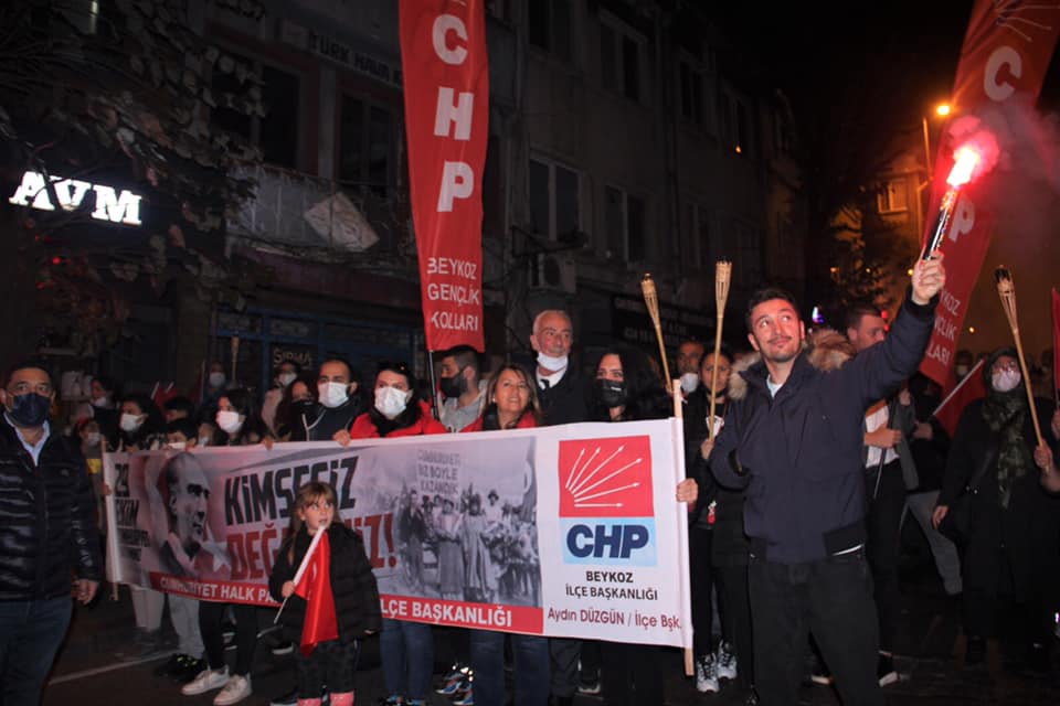 CHP ” Cumhuriyet Yürüyüşü ve Fener Alayı” düzenledi