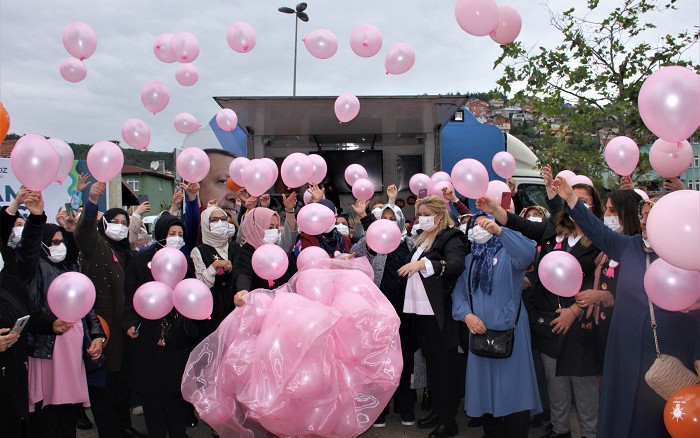 Beykoz’da Kanser Farkındalığı İçin Pembe Balon Uçurdular