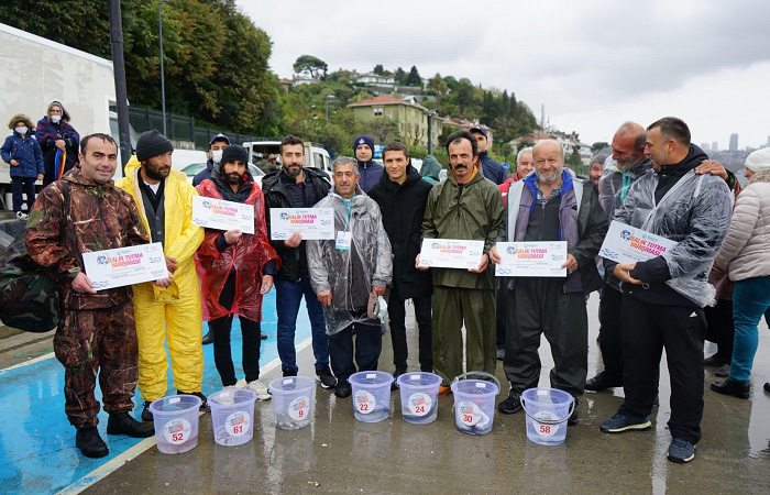 Beykoz’da Oltalar Birinci Olmak İçin Denize Atıldı