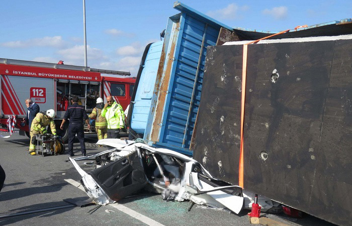 Beykoz’da feci kaza! TIR otomobili kâğıt gibi ezdi