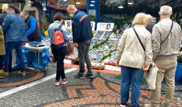 Hamsinin kilosu 10 TL’ye düştü, vatandaşlar kilolarca aldı