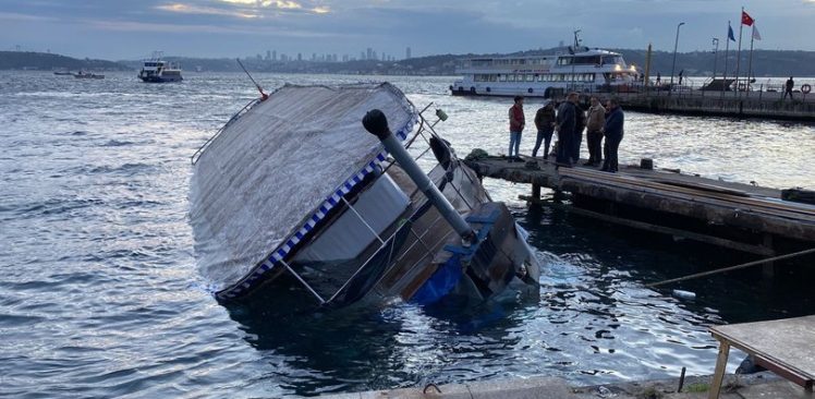 Beykoz’da Etkili Olan Lodos Kıyıdaki Tekneyi Batırdı