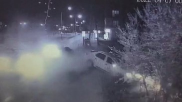 Sultanbeyli’de minibüsün park halindeki araçlara çarptığı kaza kamerada