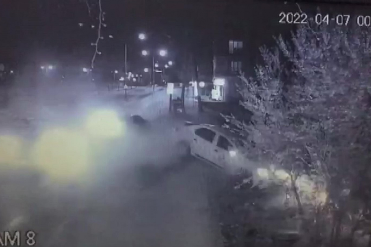 Sultanbeyli’de minibüsün park halindeki araçlara çarptığı kaza kamerada