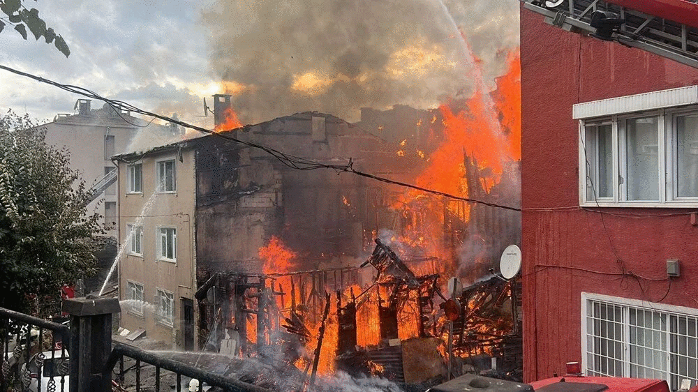 Beykoz’da ahşap bina yangını