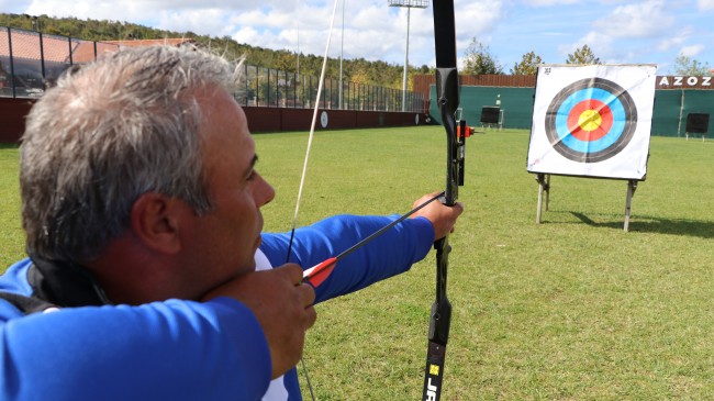 Omurilik felcine yenilmedi, 2024 olimpiyatları için ok atıyor