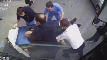 Beykoz’da İETT otobüsünde kalp krizi geçiren yolcuyu şoförün çabası da kurtaramadı