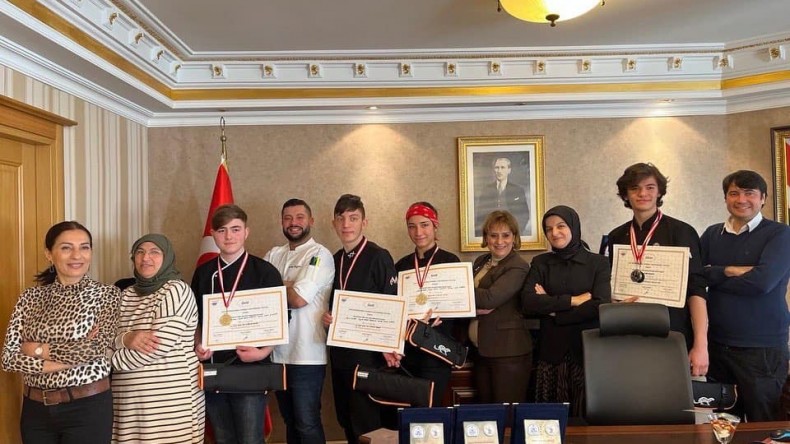 Beykoz mesleki eğitim merkezi öğrencileri “Modern Türk mutfağı ekip yarışmasında altın madalya kazandı
