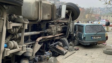 Beykoz’da kamyon bahçe duvarına çarparak devrildi