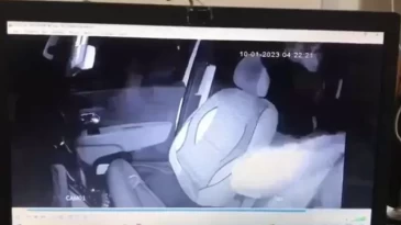 Aracına aldığı müşteri başına defalarca taşla vurdu