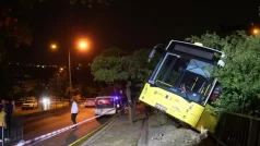 Beykoz’da freni boşalan park halindeki İETT otobüsü evin bahçesine düştü