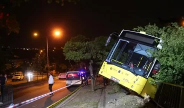 Beykoz’da freni boşalan park halindeki İETT otobüsü evin bahçesine düştü